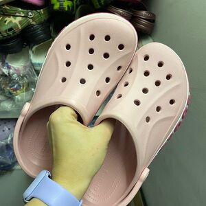 Pink baya crocs m8 w10